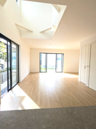 水戸市小吹町2期の居間・リビング|一日の長い時間を過ごすリビング♪自然と家族が集まれる空間！家族団らんの時間を優しく見守るリビング～