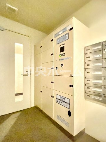 パレステージ浅草橋の設備|【宅配ボックス】在宅時・不在時に関わらず、居住者の代わりに非対面で宅配物を受け取ってくれる便利な設備です。わかりやすくご説明致しますので見学時にはお部屋だけではなく共用部分もぜひチェックしてください。