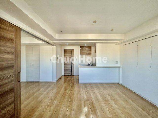 パレステージ浅草橋のキッチン|視界に広がりを生むオープンなキッチン。料理や片付けをしながら、家族との会話を楽しんだり、リビングで遊ぶ子どもを見守れます。ご見学時には家具の配置などもイメージしながらぜひご覧になって見て下さい。