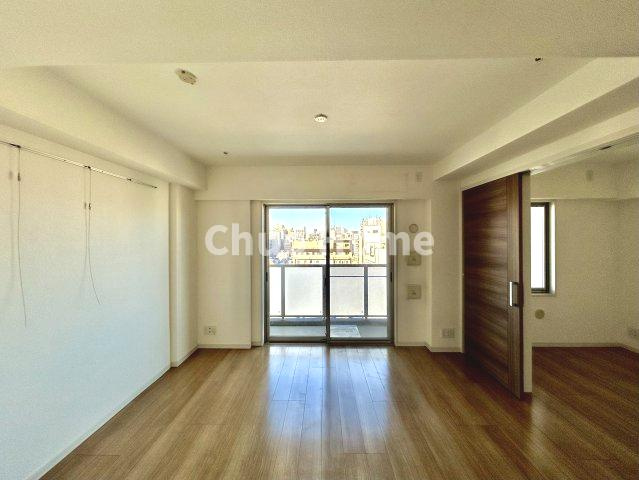 パレステージ浅草橋の居間・リビング|【リビングダイニング】一日の中で多くの時間を過すことになるリビングダイニングだからこそ、いつも穏やかな空間であることが必然。爽やかな通風と採光を存分に感じる事が出来る空間です。