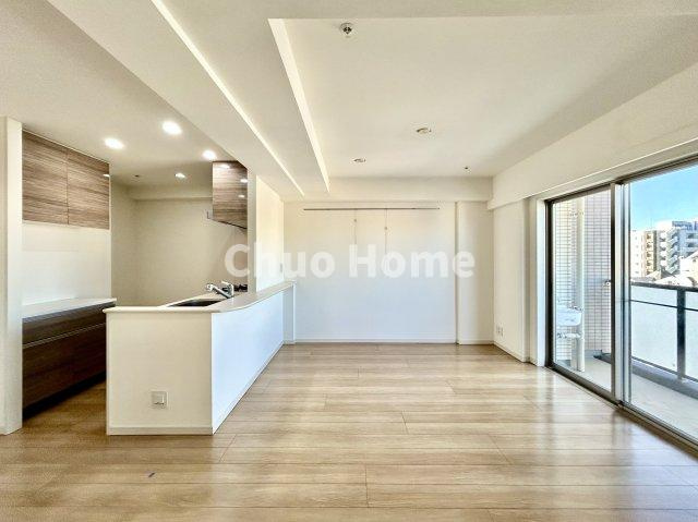 パレステージ浅草橋のダイニング|【ダイニング】忙しい朝でも、しっかり家族が揃って食事をして頂けるゆとりある大きさのダイニングスペース。奥様が作る手料理をカウンター越しに受けとって頂き、テーブルで囲む素敵な時間を存分に愉しんで下さい。