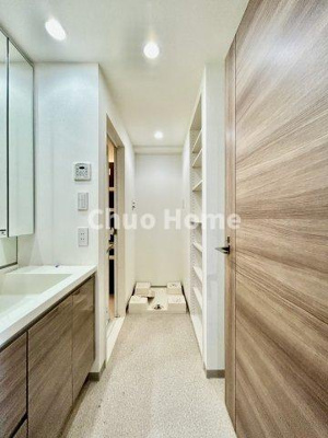 【脱衣所】 | パレステージ浅草橋 | 【洗面所】明るい洗面所は朝をすっきりさせてくれる空間です。バタバタしている忙しい朝でも収納が多い洗面台では短い時間で効率良く支度ができます。