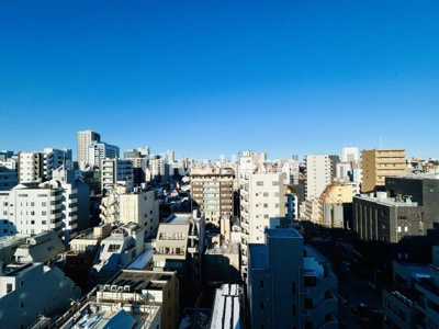 【展望】 | パレステージ浅草橋 | 手を伸ばせば、ふれることが出来そうな環境が、そのままインテリアになったような印象です。その豊かな眺望にふさわしい空間には、通風・採光にも優れ、心地よい光と風があふれています