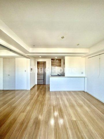 パレステージ浅草橋の居間・リビング|【居間・リビング】「ＬＤＫは家族団らんをデザイン」広いＬＤＫでは家族が集まり一緒の時間を過ごせる工夫がされております。何気ない一日の当たり前のひとコマがいつか一生の宝物になります