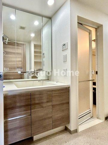 パレステージ浅草橋の独立洗面台|【洗面化粧台】洗面化粧台には三面鏡を採用。身だしなみを整えやすい事はもちろんですが、鏡の後ろに収納スペースを設ける事により、散らかりやすい洗面スペースをすっきりさせる事が出来るのも嬉しいですね