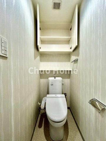 パレステージ浅草橋のトイレ|【トイレ】 収納スペースをしっかりと確保した温水洗浄便座機能付きトイレ。温水洗浄便座は清潔にお使いいただくための大切なアイテムです。