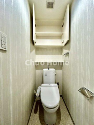 【トイレ】 | パレステージ浅草橋 | 【トイレ】 収納スペースをしっかりと確保した温水洗浄便座機能付きトイレ。温水洗浄便座は清潔にお使いいただくための大切なアイテムです。