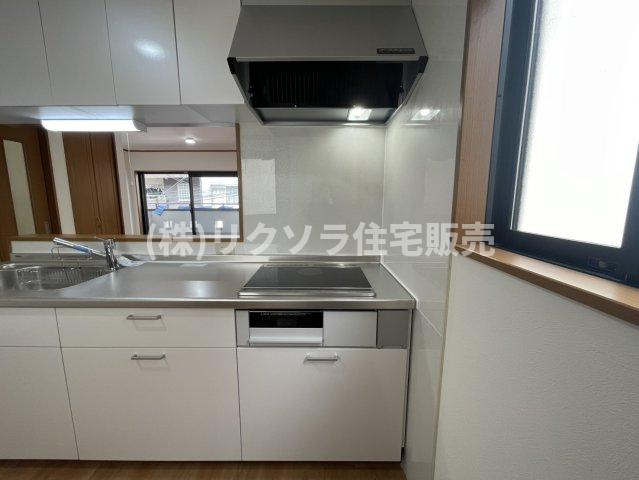 佐太中町7丁目　中古一戸建てのキッチン|ビルトイン3口コンロ
■物件内覧・資金計画相談・住宅ローン相談、リフォーム相談、お問合せ受付中■
※当日・翌日のご内覧、ご相談はお電話でのお問合せがスムーズです！