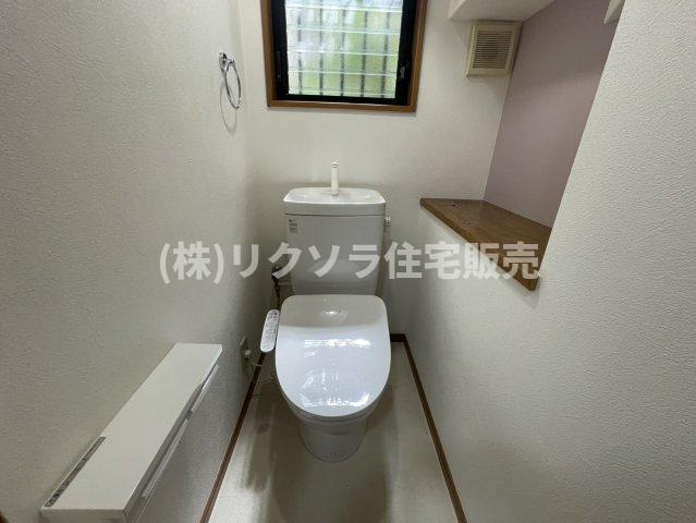 佐太中町7丁目　中古一戸建てのトイレ|温水洗浄便座付き
■物件内覧・資金計画相談・住宅ローン相談、リフォーム相談、お問合せ受付中■
※当日・翌日のご内覧、ご相談はお電話でのお問合せがスムーズです！