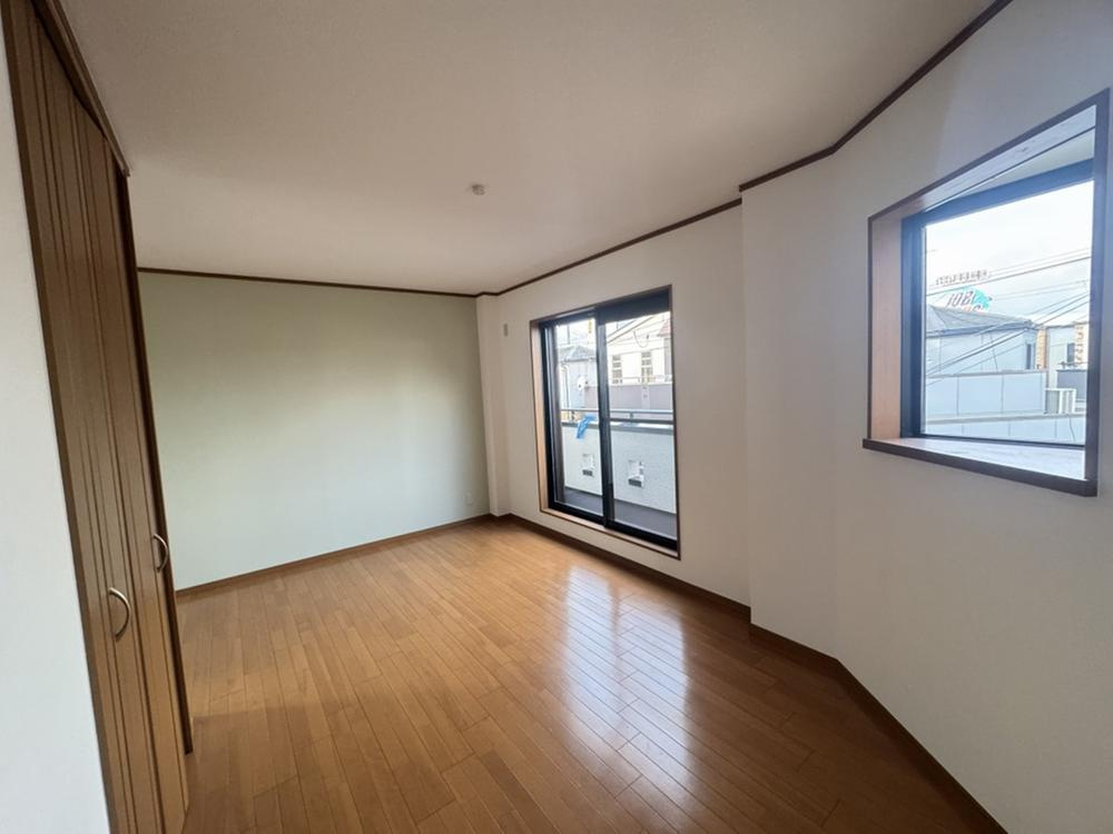 佐太中町7丁目　中古一戸建ての寝室|洋室8.0帖
■物件内覧・資金計画相談・住宅ローン相談、リフォーム相談、お問合せ受付中■
※当日・翌日のご内覧、ご相談はお電話でのお問合せがスムーズです！