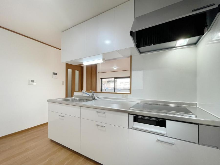 佐太中町7丁目　中古一戸建てのキッチン|システムキッチン　IHクッキングヒーター
■物件内覧・資金計画相談・住宅ローン相談、リフォーム相談、お問合せ受付中■
※当日・翌日のご内覧、ご相談はお電話でのお問合せがスムーズです！