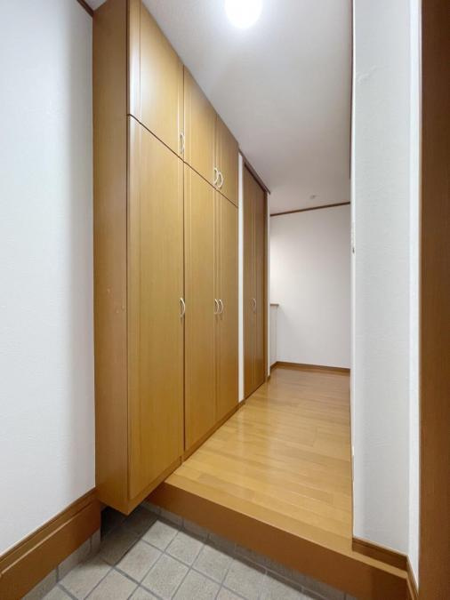 佐太中町7丁目　中古一戸建ての内装|玄関ホール　シューズボックス
■物件内覧・資金計画相談・住宅ローン相談、リフォーム相談、お問合せ受付中■
※当日・翌日のご内覧、ご相談はお電話でのお問合せがスムーズです！