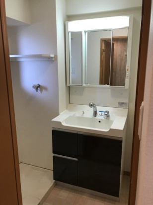 アルバグランデの洗面所|明るい洗面所です