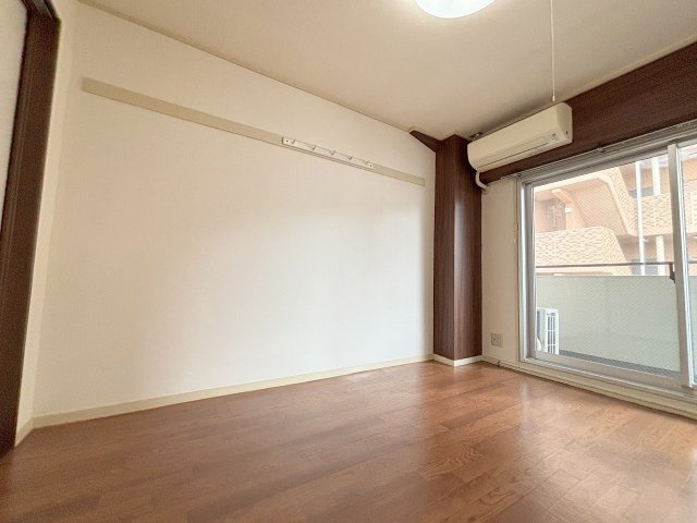 サンロイヤルハイツの洋室