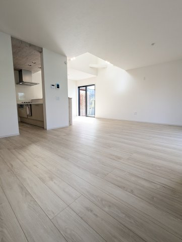 水戸市小吹町2期の居間・リビング|開放感のある吹き抜け天井からは暖かな光がリビングに降り注ぎます。