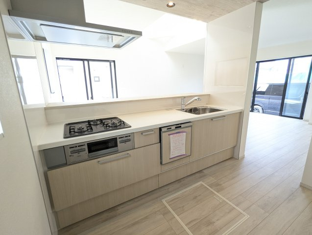 水戸市小吹町2期のキッチン|キッチンの写真です。家族との会話を楽しみながらお料理が楽しめる対面式キッチン～！！ご家族との絆も深まりますね～♪嬉しい食洗器付きで家事時短！