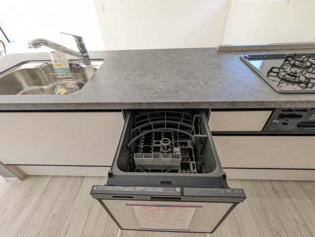 水戸市小吹町2期のキッチン|三口コンロでお料理もスムーズ！うれしい食洗器付きで時短に繋がり～家事もラク～！！