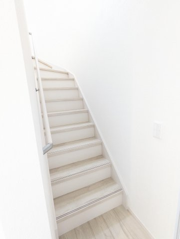 水戸市小吹町2期の内装|階段には手摺があるので、転倒・転落防止に繋がり・・階段手摺があることでどの世代でも安心して階段を歩行出来ます～！！