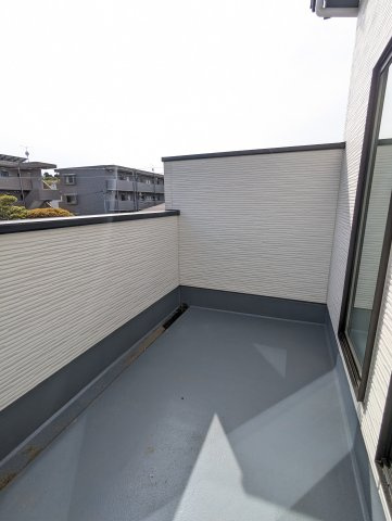 水戸市小吹町2期のバルコニー|お洗濯にも便利なバルコニー付き