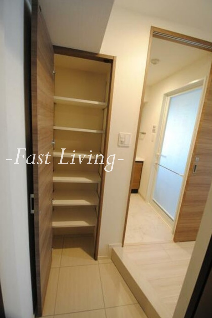 新神保町ビルの玄関