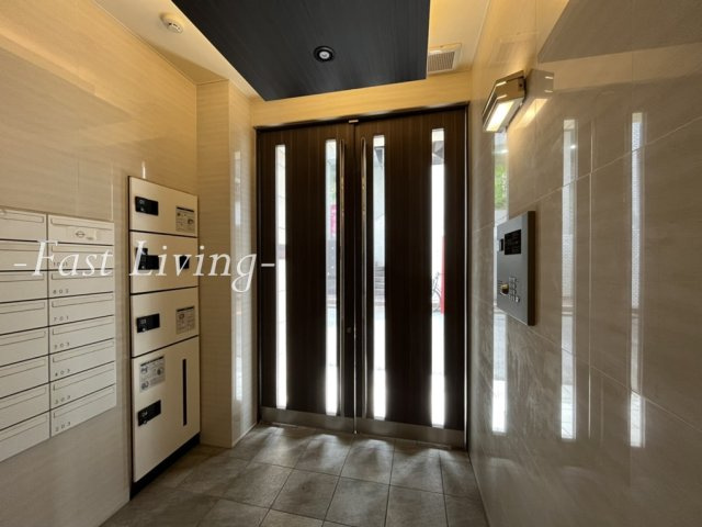 新神保町ビルのエントランス