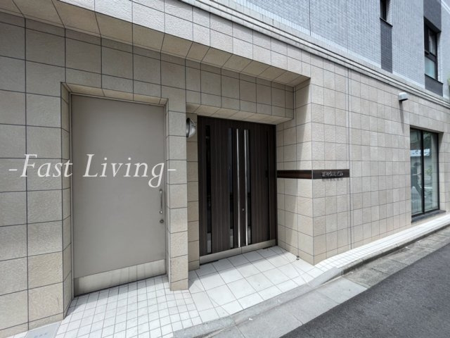 新神保町ビルのエントランス