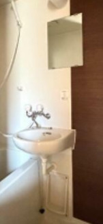 ラッフルズ・プレイスの洗面所|鏡付き洗面台♪