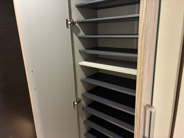 ライオンズたまプラーザ美しの森の玄関|シューズボックス：右扉