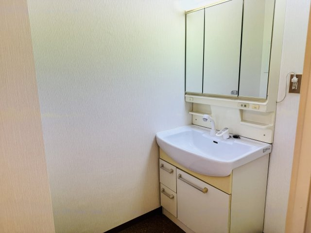 グリーンヒル寺田　１２５号棟の独立洗面台|～３面鏡付きの独立洗面台　細々している物をスッキリ収納出来ます～