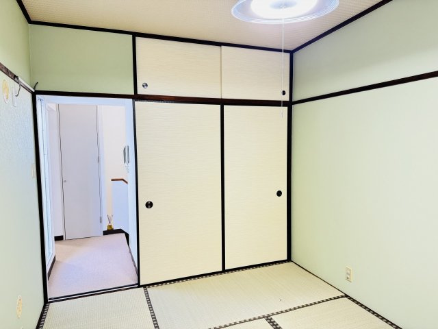 グリーンヒル寺田　１２５号棟の和室|～大容量収納可能な押入れ付き～