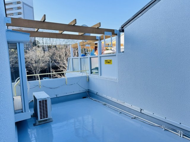 グリーンヒル寺田　１２５号棟のバルコニー|～広々としたルーフバルコニー　陽当たりが良好、洗濯物がよく乾きそうです～