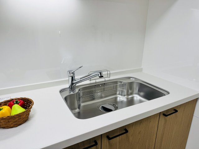 グリーンヒル寺田　１２５号棟のキッチン|～３口コンロと広い調理台でお料理が捗ります～