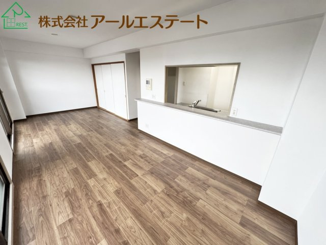 サクラメント東加古川　　山陽電鉄「別府駅」徒歩9分の居間・リビング