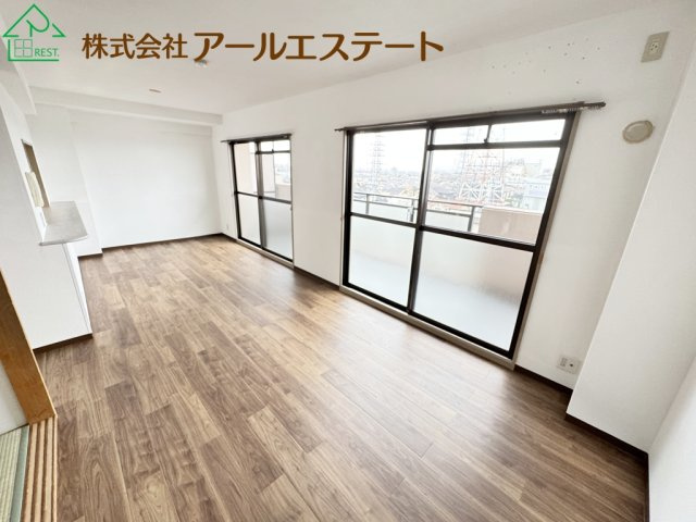 サクラメント東加古川　　山陽電鉄「別府駅」徒歩9分の居間・リビング