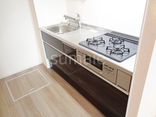 メゾングランシャリオのキッチン|3口コンロ付きのキッチンです！！