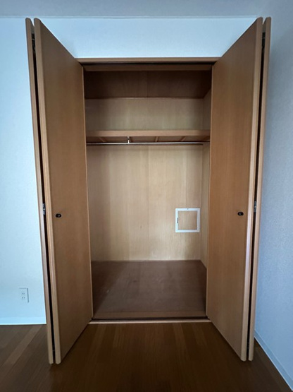 【収納】 | ライリッヒ・ストーレ | 洋室5.8帖のお部屋にあるクローゼットです♪大切なお洋服もしわにならないようにハンガーがけができます☆
