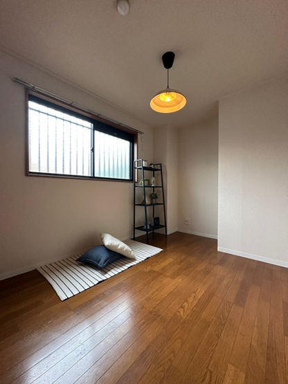 【洋室】 | ライリッヒ・ストーレ | 洋室5.6帖☆玄関から入って右側にある角部屋です♪ベッドを置いて寝室にするのもオススメです☆