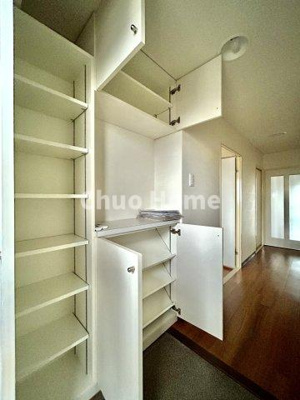 【玄関】 | アイビハイツ柴又 | 【玄関】玄関には大型のシューズクローゼットを設置しておりますのでいつでもスッキリりとした空間を保てます。玄関周りを清潔に使うのはとても大事なことですよね。