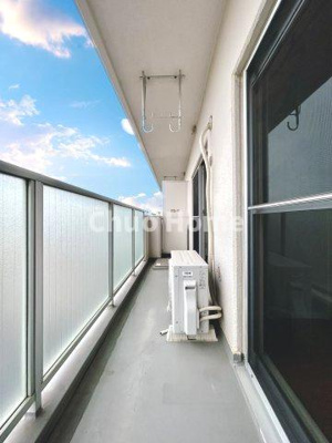 【バルコニー】 | アイビハイツ柴又 | 【バルコニー】幅もあって、奥行きもあるゆとりのバルコニー。洗濯物を干したり乾かしたりだけでなく、ただ出てみるだけでも気持ちいいですよ。