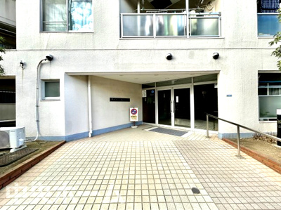 【エントランス】 | アイビハイツ柴又 | 【エントランス】マンションのエントランスは、その物件の印象を決める、顔とも言える場所です。毎日通る場所ですからきれいなのが一番です。エントランス内はオートロックですので暮らしの安全も確保されています。