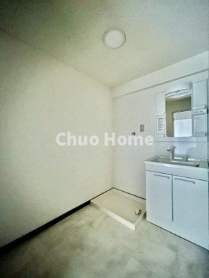 【ランドリースペース】 | アイビハイツ柴又 | 【ランドリースペース】担当者がスケールを持ち歩いておりますので、ご見学時には現在お使いの洗濯機などがきちんと収まるかなどもチェックして下さい。見学前に測っておくと非常に便利だと思います。