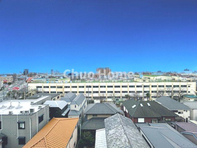 【展望】 | アイビハイツ柴又 | 手を伸ばせば、ふれることが出来そうな環境が、そのままインテリアになったような印象です。その豊かな眺望にふさわしい空間には、通風・採光にも優れ、心地よい光と風があふれています