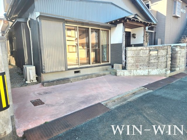 草間町戸建の駐車場