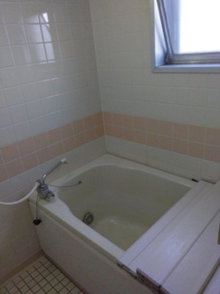 【浴室】 | 上中里団地6号棟 | 小窓付き浴室は明るさを取り入れるだけでなく、湿度調整ができます。