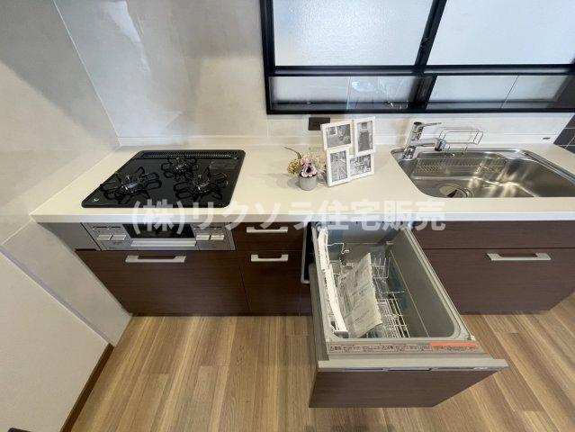 高瀬町１丁目　中古一戸建てのキッチン|食器洗い乾燥機付き
■物件内覧・資金計画相談・住宅ローン相談、リフォーム相談、お問合せ受付中■
※当日・翌日のご内覧、ご相談はお電話でのお問合せがスムーズです！