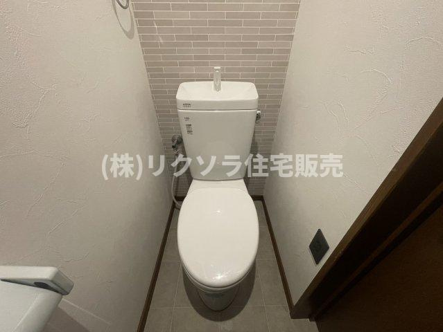 高瀬町１丁目　中古一戸建てのトイレ|温水洗浄便座付き
■物件内覧・資金計画相談・住宅ローン相談、リフォーム相談、お問合せ受付中■
※当日・翌日のご内覧、ご相談はお電話でのお問合せがスムーズです！