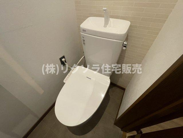 高瀬町１丁目　中古一戸建ての設備|2階トイレ
■物件内覧・資金計画相談・住宅ローン相談、リフォーム相談、お問合せ受付中■
※当日・翌日のご内覧、ご相談はお電話でのお問合せがスムーズです！