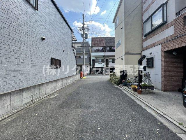 高瀬町１丁目　中古一戸建ての前面道路含む現地写真|前道　東　幅員4.7ｍ
■物件内覧・資金計画相談・住宅ローン相談、リフォーム相談、お問合せ受付中■
※当日・翌日のご内覧、ご相談はお電話でのお問合せがスムーズです！