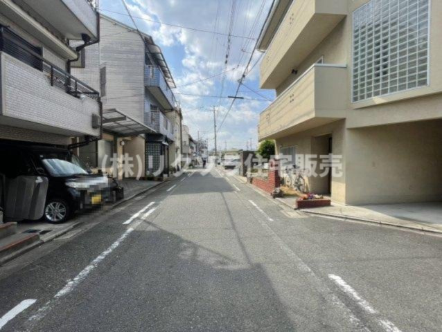高瀬町１丁目　中古一戸建ての前面道路含む現地写真|前道　東　幅員4.7ｍ
■物件内覧・資金計画相談・住宅ローン相談、リフォーム相談、お問合せ受付中■
※当日・翌日のご内覧、ご相談はお電話でのお問合せがスムーズです！