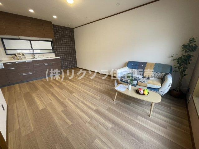 高瀬町１丁目　中古一戸建ての居間・リビング|LDK13.5帖
■物件内覧・資金計画相談・住宅ローン相談、リフォーム相談、お問合せ受付中■
※当日・翌日のご内覧、ご相談はお電話でのお問合せがスムーズです！